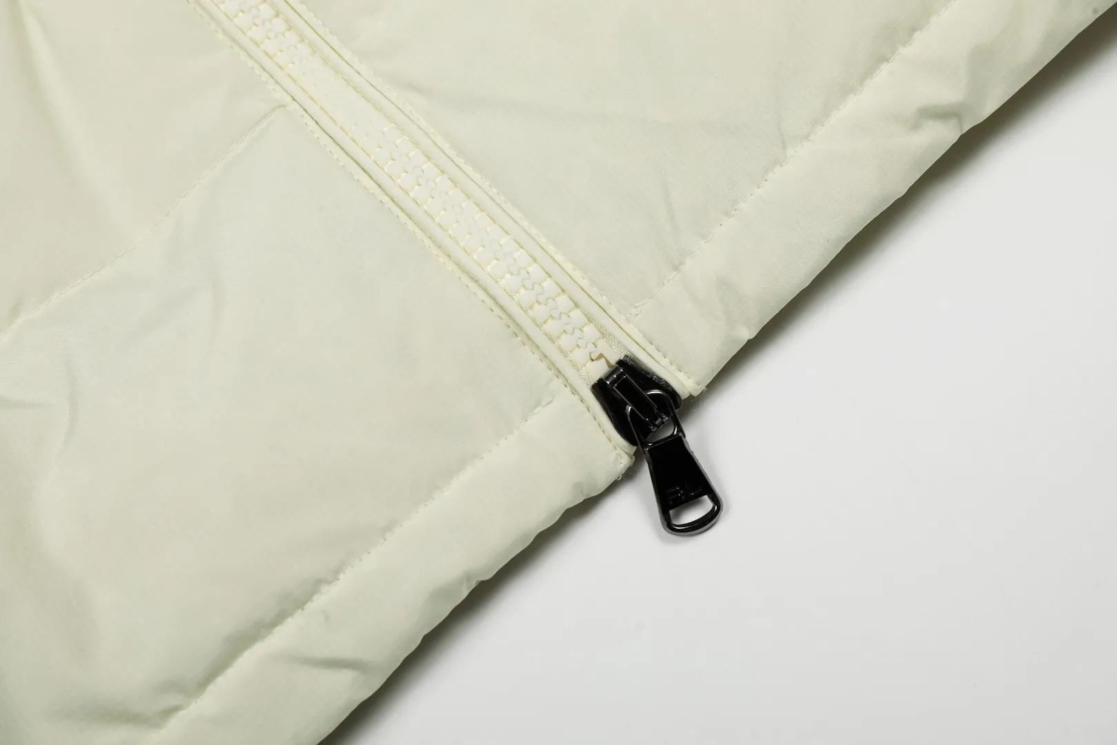 P720 Top quality" Style number: 9003# [Ralph Lauren winter basic classic embroidered men's and women's couple's same style hooded down jacket] ✅Ralph Lauren American retro chest zipper high version top-fill winter down jacket ✅100% high-quality white duck down, high version top-fill capacity ✅Double-layer inner velvet to strictly prevent velvet running ✅Built-in adjustable drawstring, windproof and coldproof, considerate and in place ✅Original version The maximum size can be worn up to 200 pounds. Loose and comfortable, no pressure. ✅Same style for male and female couples. Recommended OOTD outfits in winter~ Size: S-XL Color: Black, milky white, khaki, navy blue, military green